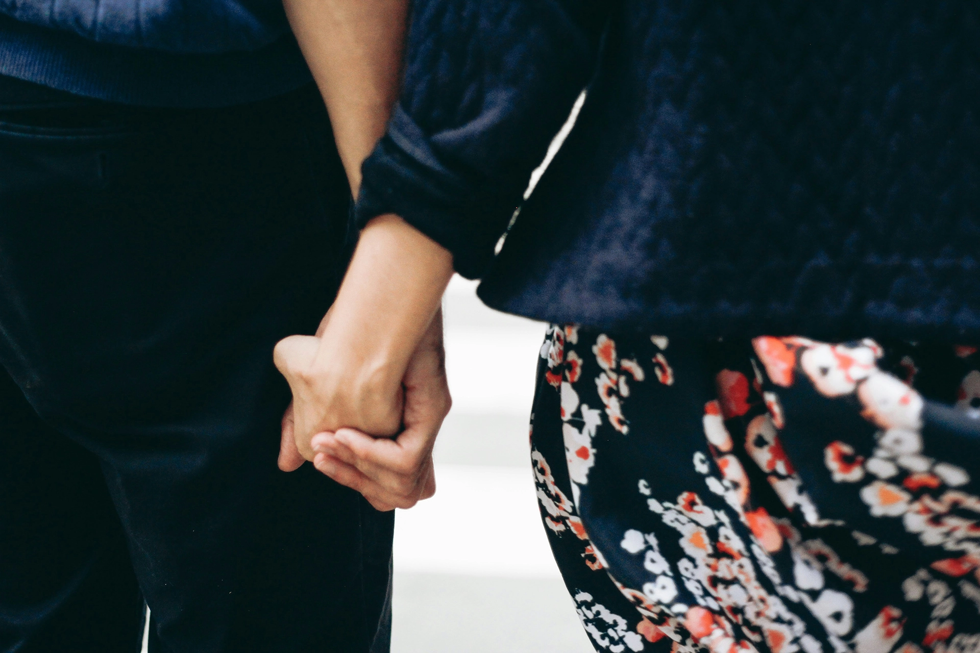 Découvrez comment les styles d’attachement anxieux, évitants et sécurisés façonnent vos relations et comment évoluer vers un amour et une connexion sécurisés.